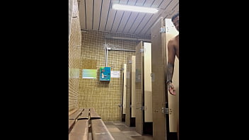 Dotado Tomando Banho Na Academia Spy thumbnail