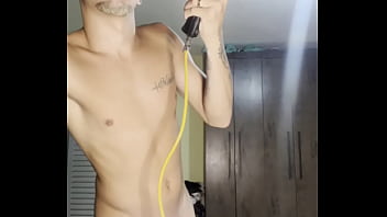 Novinho De 18 Dotado Exibindo Pau Enquanto Se Arruma Pra Fuder thumbnail