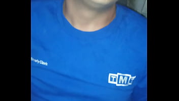 Con ganas de pija se la mete en la boca