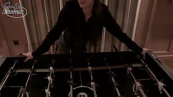 Baise moi sur le babyfootc'est la fin de soirée tout le monde est parti se