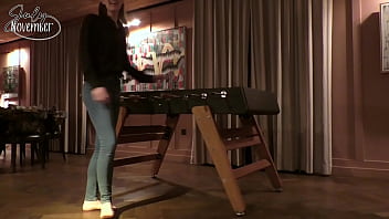 Baise moi sur le babyfootc'est la fin de soirée tout le monde est parti se