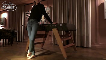 Baise moi sur le babyfootc'est la fin de soirée tout le monde est parti se