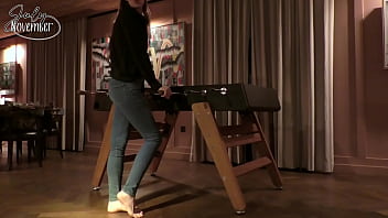 Baise moi sur le babyfootc'est la fin de soirée tout le monde est parti se