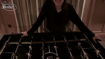 Baise moi sur le babyfootc'est la fin de soirée tout le monde est parti se