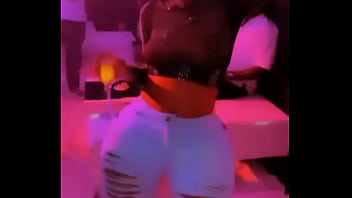 Gwendoline une pute de luxe se déhanche pour vous