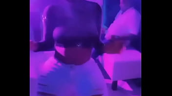 Gwendoline une pute de luxe se déhanche pour vous