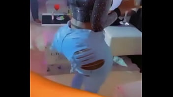 Gwendoline une pute de luxe se déhanche pour vous