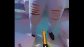 Gwendoline une pute de luxe se déhanche pour vous