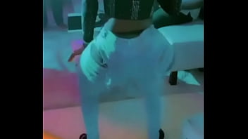 Gwendoline une pute de luxe se déhanche pour vous