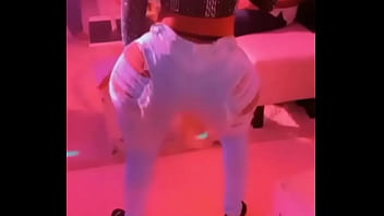 Gwendoline une pute de luxe se déhanche pour vous