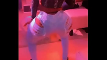 Gwendoline une pute de luxe se déhanche pour vous