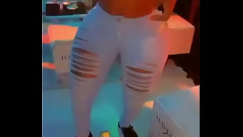 Gwendoline une pute de luxe se déhanche pour vous