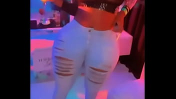 Gwendoline une pute de luxe se déhanche pour vous