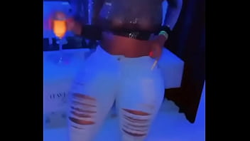 Gwendoline une pute de luxe se déhanche pour vous