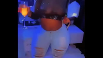 Gwendoline une pute de luxe se déhanche pour vous