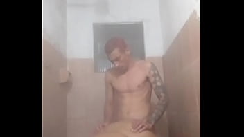 Gordinha casada safada dando banho no marido bem gostoso