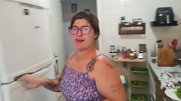 Meu marido gravando eu cozinhando fiquei excitada ele falando do amigo fiz um boquete