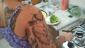 Meu marido gravando eu cozinhando fiquei excitada ele falando do amigo fiz um boquete