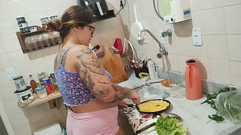 Meu marido gravando eu cozinhando fiquei excitada ele falando do amigo fiz um boquete