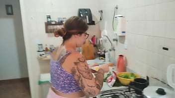 Meu marido gravando eu cozinhando fiquei excitada ele falando do amigo fiz um boquete