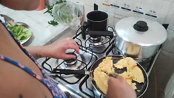 Meu marido gravando eu cozinhando fiquei excitada ele falando do amigo fiz um boquete