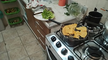 Meu marido gravando eu cozinhando fiquei excitada ele falando do amigo fiz um boquete