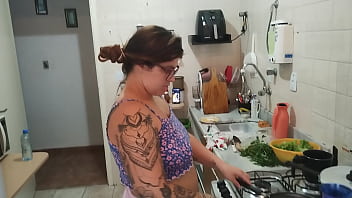 Meu marido gravando eu cozinhando fiquei excitada ele falando do amigo fiz um boquete