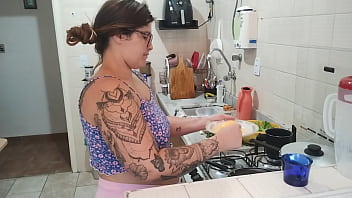 Meu marido gravando eu cozinhando fiquei excitada ele falando do amigo fiz um boquete