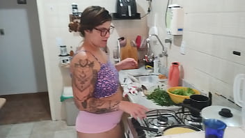 Meu marido gravando eu cozinhando fiquei excitada ele falando do amigo fiz um boquete