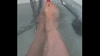 La maîtresse est dans son bain suite en vidéo à l unité quand la