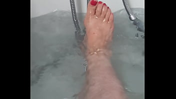 La maîtresse est dans son bain suite en vidéo à l unité quand la