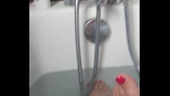La maîtresse est dans son bain suite en vidéo à l unité quand la