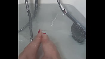 La maîtresse est dans son bain suite en vidéo à l unité quand la