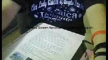 Chica haciendo su tarea en webcam