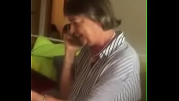 Odile la chienne au telephone avec une amie et