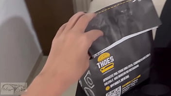 Pedi um lanche e o entregador do ifood fez um lanchinho também comeu minha buceta e gozou na minha boca Pedi um lanche e o entregador do ifood fez um lanchinho também comeu minha buceta e gozou na minha boca