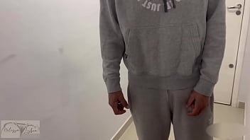 Pedi um lanche e o entregador do ifood fez um lanchinho também comeu minha buceta e gozou na minha boca