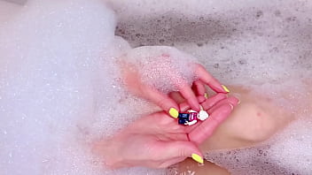 Mia mimi giantess's bubble bath