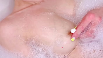 Mia mimi giantess's bubble bath