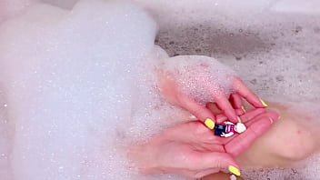 Mia mimi giantess's bubble bath
