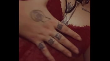 Je me caresse légèrement dans mon string et corset