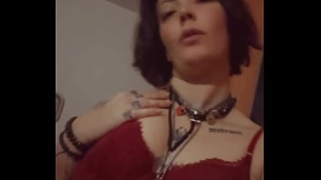 Je me caresse légèrement dans mon string et corset