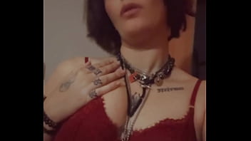 Je me caresse légèrement dans mon string et corset