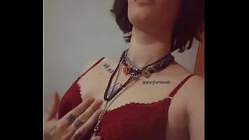 Je me caresse légèrement dans mon string et corset