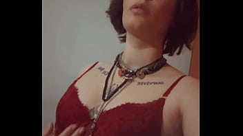 Je me caresse légèrement dans mon string et corset