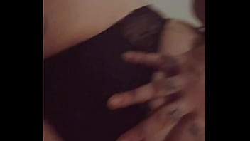 Je me caresse légèrement dans mon string et corset