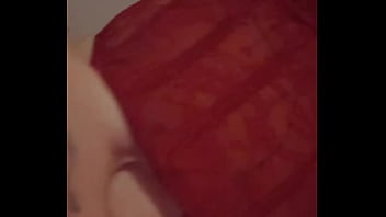 Je me caresse légèrement dans mon string et corset
