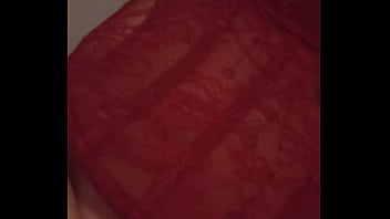 Je me caresse légèrement dans mon string et corset