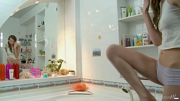 A handheld shower makes skinny teen obelia c cum really hard