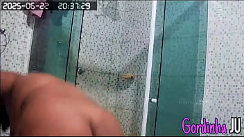 Sobrinho instala câmera no banheiro e assiste sua tia tomando banho